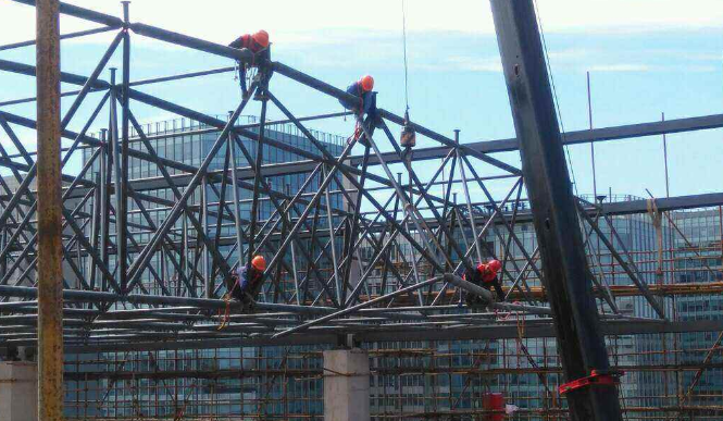 阿克苏论网架装配施工中搭设脚手架应当留神的事故